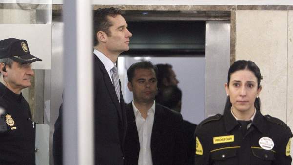 Urdangarin entra al juzgado Urdangarin entra al juzgado
