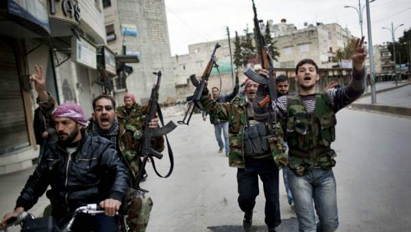 Rebeldes sirios en la ciudad de Idlib Rebeldes sirios en la ciudad de Idlib