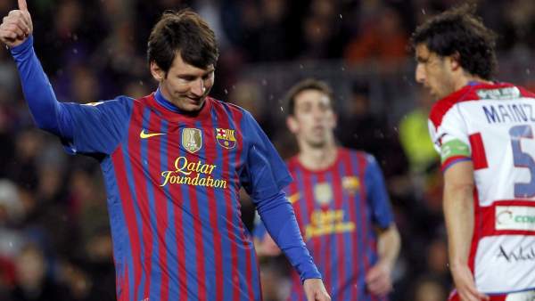 Messi ante el Granada Messi ante el Granada