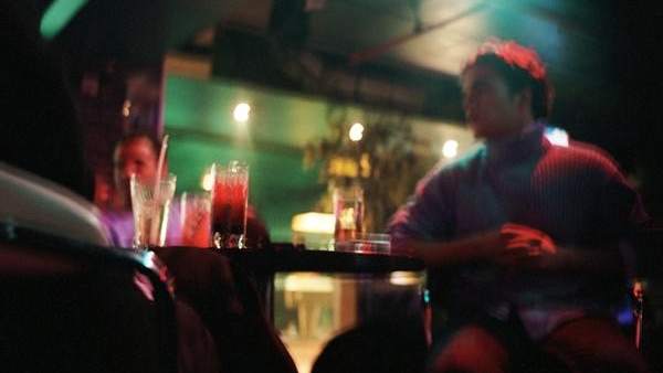Jóvenes en un bar de copas Jóvenes en un bar de copas
