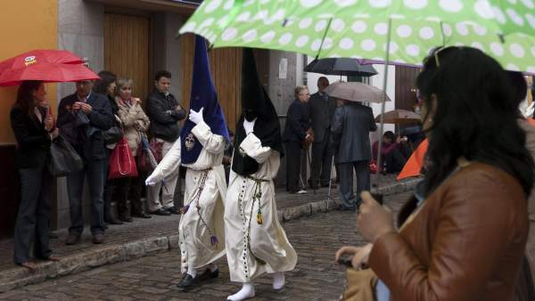 La lluvia retrasa las procesiones en Sevilla La lluvia retrasa las procesiones en Sevilla