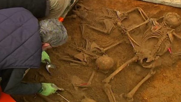 Una fosa del franquismo abierta en Burgos Una fosa del franquismo abierta en Burgos