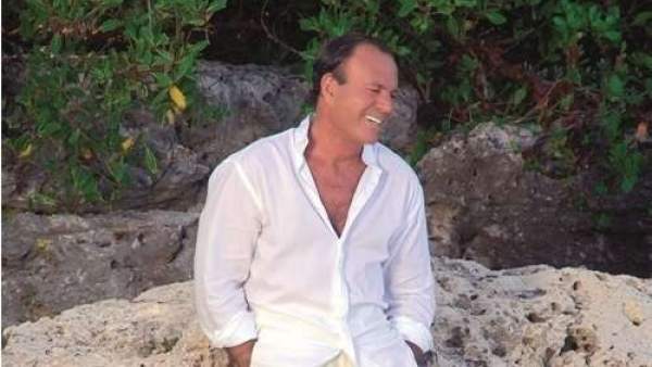 Julio Iglesias, a Enrique: "Vendes discos porque eres mi hijo"