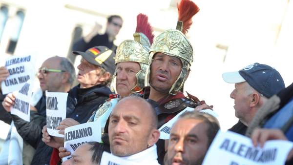 'Centuriones' protestan frente a la Columna Trajana 'Centuriones' protestan frente a la Columna Trajana