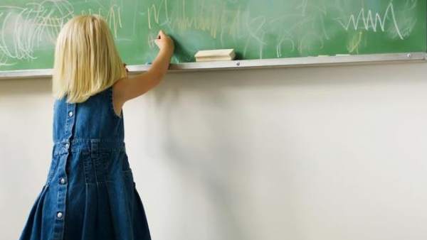 Niña en un colegio Niña en un colegio
