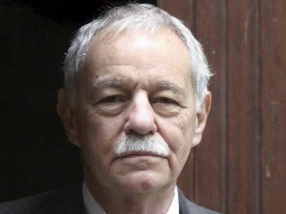 Eduardo Mendoza.