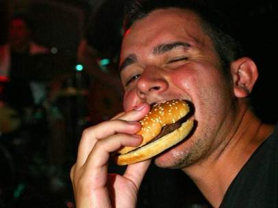 Joven comiendo una hamburguesa