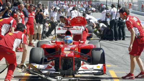 El Ferrari de Alonso en boxes El Ferrari de Alonso en boxes