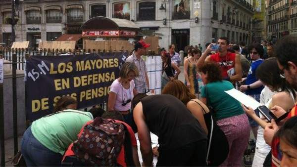 Recogida de firmas en Sol Recogida de firmas en Sol