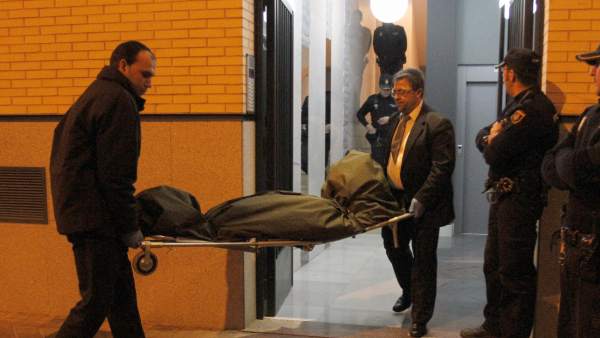 Retiran un cadáver en Madrid Retiran un cadáver en Madrid