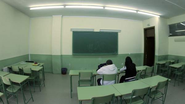 Dos alumnos en un aula Dos alumnos en un aula