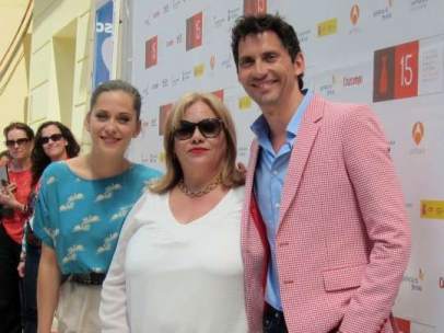 Paco León, María León y Carmina Barrios