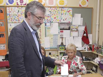Gerry Adams, líder del Sinn Féin, vota contra la UE