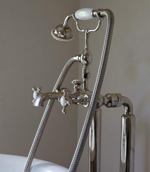 El agua caliente supone el 26% del consumo energético en casa: consejos