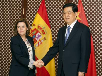 Hu Jintao y Soraya Sáenz de Santamaría