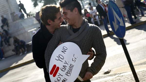 "Yo no soy gay, mi novio sí" "Yo no soy gay, mi novio sí"