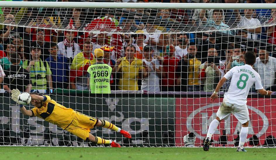 Resultado de imagen de fotos portugal espaÃ±a semifinales casillas eurocopa 2012