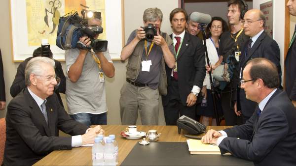 Monti y Hollande, en la cumbre de jefes de Estado de la Unión Europea Monti y Hollande, en la cumbre de jefes de Estado de la Unión Europea