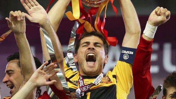 Iker levanta la copa Iker levanta la copa