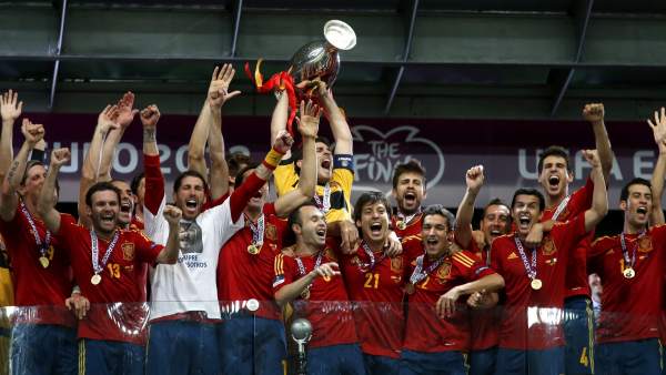La selección levanta la Eurocopa La selección levanta la Eurocopa