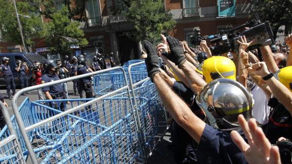 Bomberos 'contra' policías Bomberos 'contra' policías