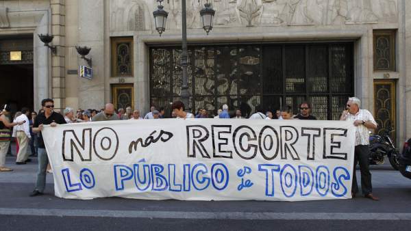 Funcionarios, protestando contra los recortes Funcionarios, protestando contra los recortes