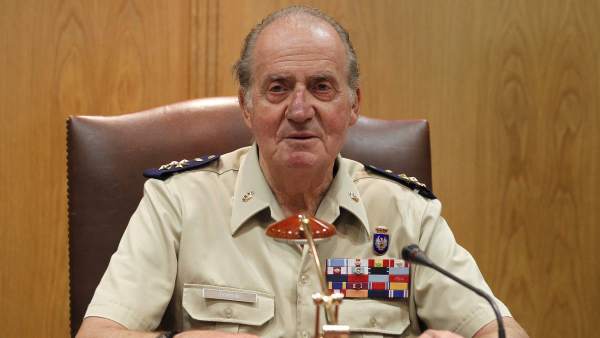 El rey ha proseguido con el acto tras su tropezón El rey ha proseguido con el acto tras su tropezón