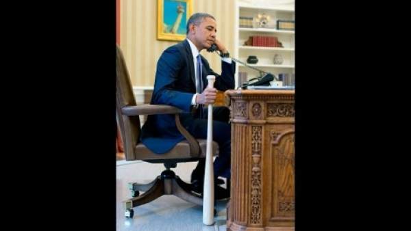 Polémica foto de Obama con un bate Polémica foto de Obama con un bate