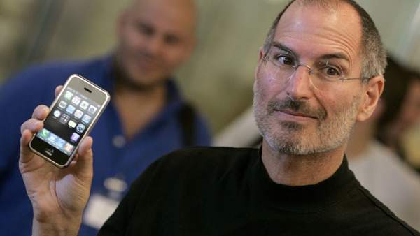 Steve Jobs con el iPhone Steve Jobs con el iPhone