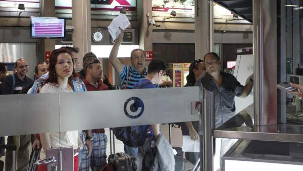 Pasajeros afectados por la huelga en Renfe Pasajeros afectados por la huelga en Renfe