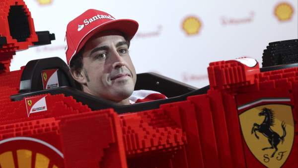Alonso 'entrena' con Lego Alonso 'entrena' con Lego