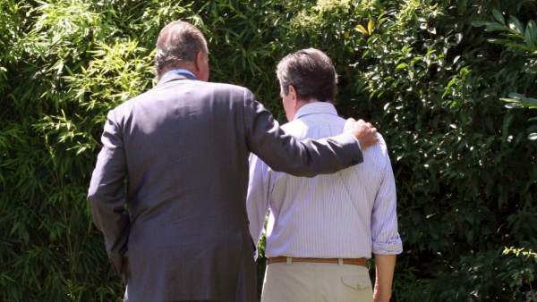 El rey Juan Carlos pasea con Adolfo Suárez El rey Juan Carlos pasea con Adolfo Suárez