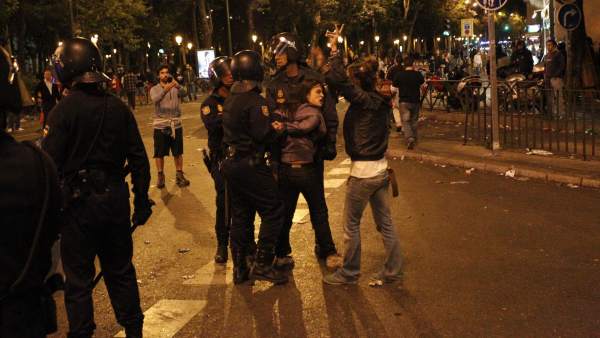 Una joven es retenida por un policía Una joven es retenida por un policía