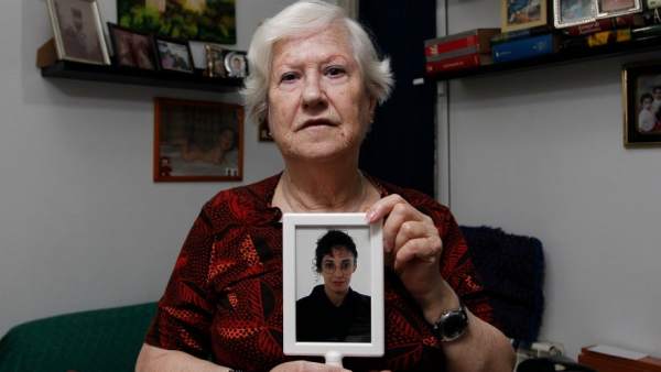 Isabel, en el pasillo de su casa con una foto de hija Touria Isabel, en el pasillo de su casa con una foto de hija Touria