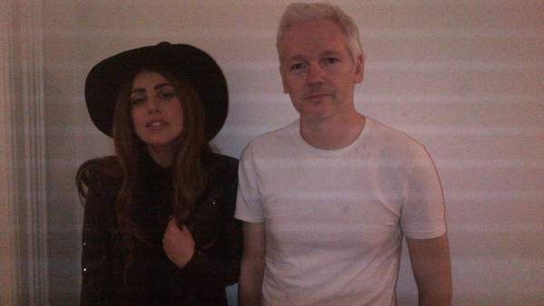 Lady Gaga y Julian Assange Lady Gaga y Julian Assange