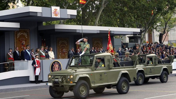 Las tropas desfilan ante los reyes Las tropas desfilan ante los reyes