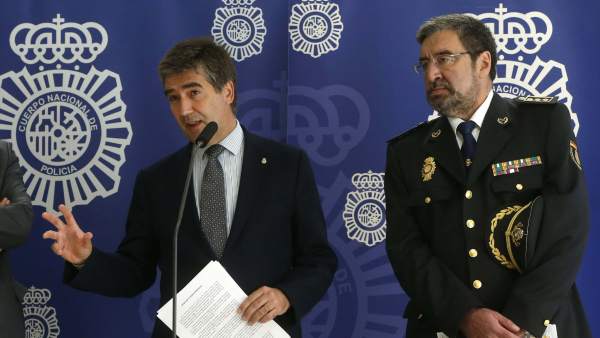 El director general de la Policía, Ignacio Cosidó, en el centro de la imagen. El director general de la Policía, Ignacio Cosidó, en el centro de la imagen.