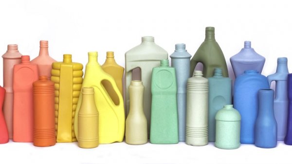 moldea jarrones de porcelana a partir de botellas de plstico que recoge en un ro contaminado - Botellas De Plastico moldea jarrones de porcelana a partir de botellas de plstico que recoge en un ro contaminado - Botellas De Plastico