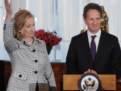 Hillary Clinton y Timothy Geithner.