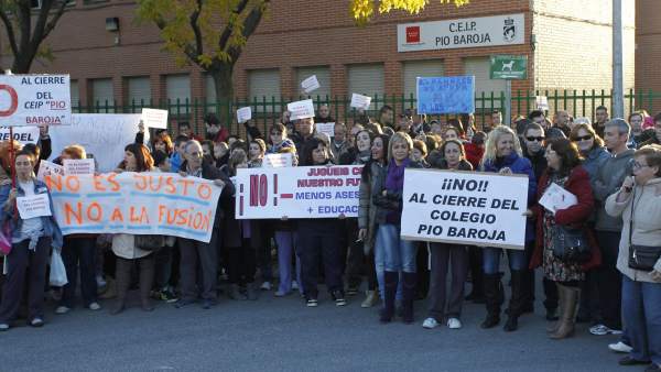 Protesta por el cierre de colegios Protesta por el cierre de colegios