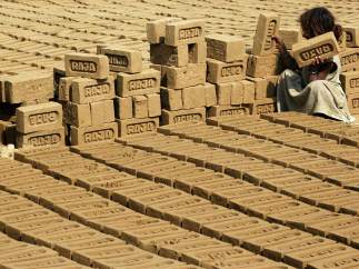Un niña trabaja en India