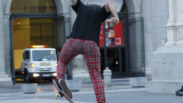 Un skater hace acrobacias en la plaza de Ópera Un skater hace acrobacias en la plaza de Ópera
