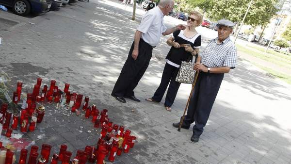 Altar levantado por los vecinos de Vallecas en el lugar que murió Ramiro Altar levantado por los vecinos de Vallecas en el lugar que murió Ramiro