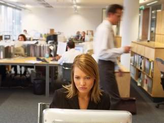 Una mujer en su puesto de trabajo