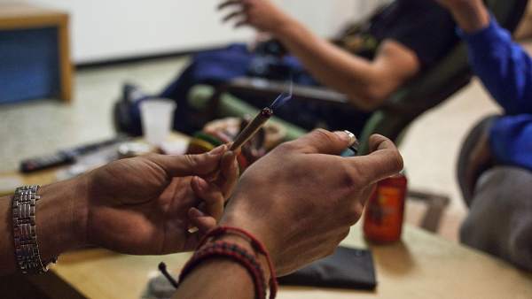 Fumadores de cannabis en La Maca Fumadores de cannabis en La Maca