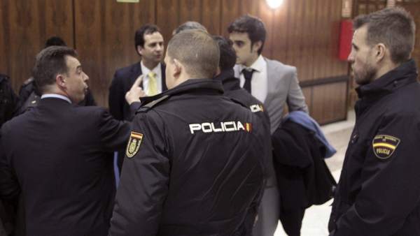 La Policía llega a las elecciones de los abogados madrileños La Policía llega a las elecciones de los abogados madrileños