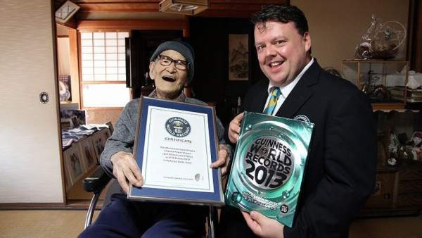La persona más anciana recibe el Guinness La persona más anciana recibe el Guinness