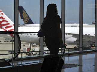 Joven en un aeropuerto