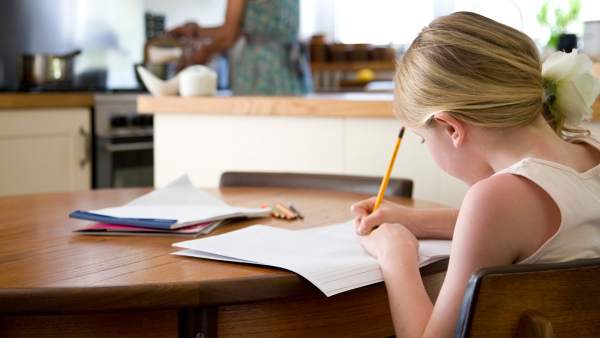 Niña estudiando Niña estudiando