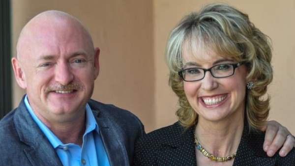 Gabby Giffords y su marido, Mark Kelly Gabby Giffords y su marido, Mark Kelly